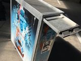 un réfrigérateur en panne posé au bord de la rue