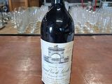 une bouteille de vin posée sur une table, avec une étiquette de prix dessus