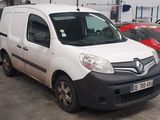 une camionnette blanche garée dans un garage