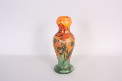un petit vase posé sur une table