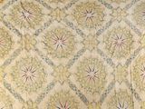 un tapis ancien avec un motif floral sur fond blanc