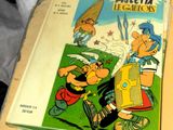 un livre posé sur une table