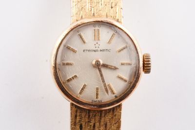 une montre-bracelet en or avec des chiffres romains