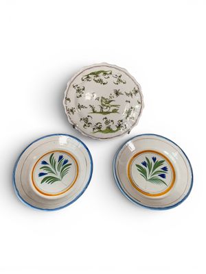 Lot de 3 assiettes en faïence :