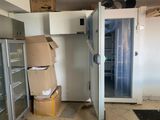 des boîtes sont empilées dans une pièce