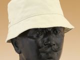 statue d'un homme coiffé d'un chapeau blanc