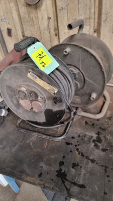 une machine posée sur une table