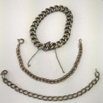 Lot comprenant une gourmette et un bracelet en bracelet, on …