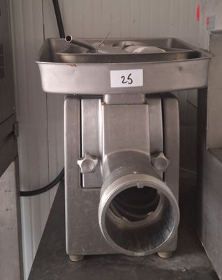 une machine posée sur le comptoir d'une cuisine
