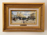 tableau représentant une scène de rue avec des personnes et des voitures, dans un cadre doré