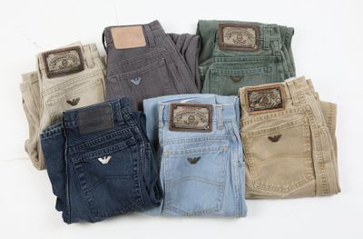 cinq paires de jeans pour homme, de couleurs et de tailles différentes