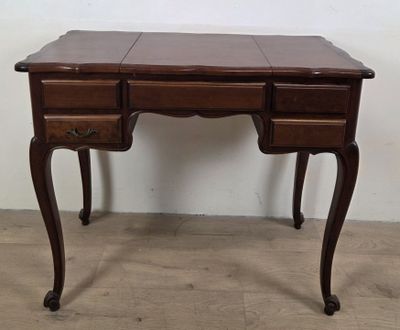 une photo d'un bureau en bois à deux tiroirs