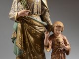 l'image d'une statue d'un homme tenant un enfant dans ses bras
