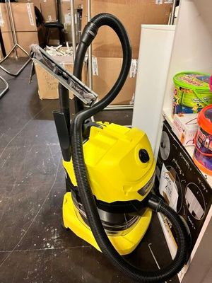un aspirateur jaune posé sur le sol