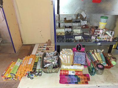 Stock de produits bien-être: encens, pirres,