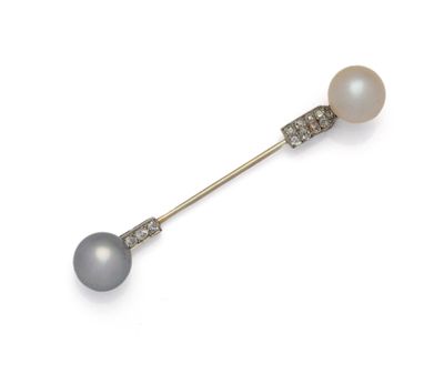 une broche ornée de perles et de diamants