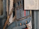 une photo d'une boîte à outils contenant une scie et d'autres outils