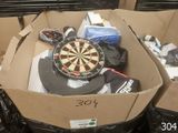 une boîte en carton contenant une fléchette et une cible