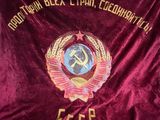 une image représentant un drapeau rouge et or orné d'une faucille et d'un marteau