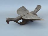 un vieil objet en métal sur lequel est représenté un oiseau