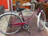 un vélo garé devant un mur rouge