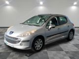 la petite voiture argentée est garée dans une grande pièce