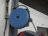 un tuyau bleu fixé sur le côté d'un mur