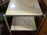 une petite table avec un plateau en verre