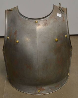 une armure métallique posée par terre