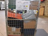 un chariot métallique chargé de nombreuses caisses dans un entrepôt