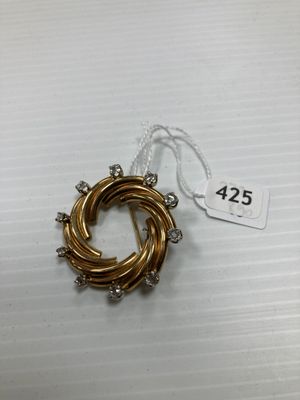 gros plan d'un collier sur une table avec une étiquette de prix