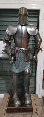 une statue représentant un chevalier en armure
