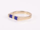 une bague en or avec une pierre bleue au centre