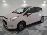 La Ford B-Max blanche est garée sur un sol à damier