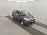 une petite voiture grise garée dans un garage