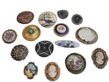 de nombreuses broches posées sur un fond blanc