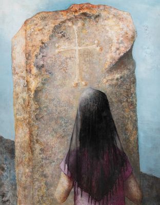 tableau représentant une femme debout devant un gros rocher sur lequel est dessinée une croix