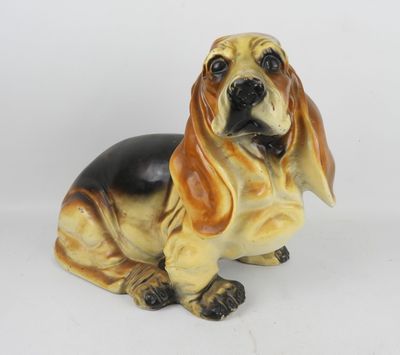 une figurine de chien assise sur une surface blanche