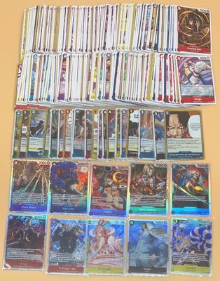 beaucoup de cartes sur la table avec beaucoup d'entre eux