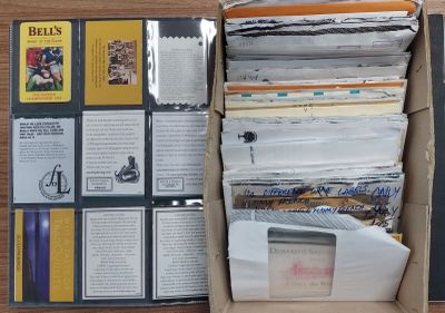 une boîte remplie de livres et de papiers posée sur une table