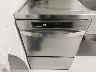 un lave-vaisselle en acier inoxydable posé sur un plan de travail