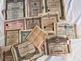 De nombreux billets de banque anciens et usés sont posés sur une feuille blanche