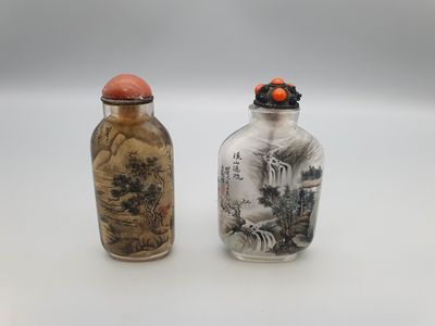 Chine, XXe siècle, Deux flacons tabatières en verre peint à …