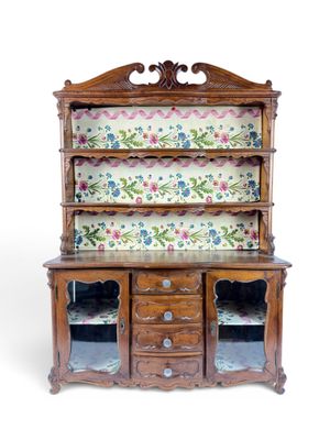 une armoire en bois ornée d'un motif floral