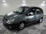 la photo d'une petite voiture grise garée dans un garage
