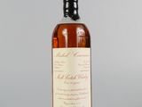 une bouteille de whisky posée sur une table blanche