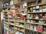une pièce remplie d'étagères et de cartons