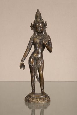 statue en bronze représentant une femme tenant une fleur dans la main droite