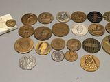 un lot de pièces de monnaie posées sur une table