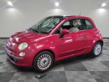 une photo d'une voiture rouge vif garée dans un showroom